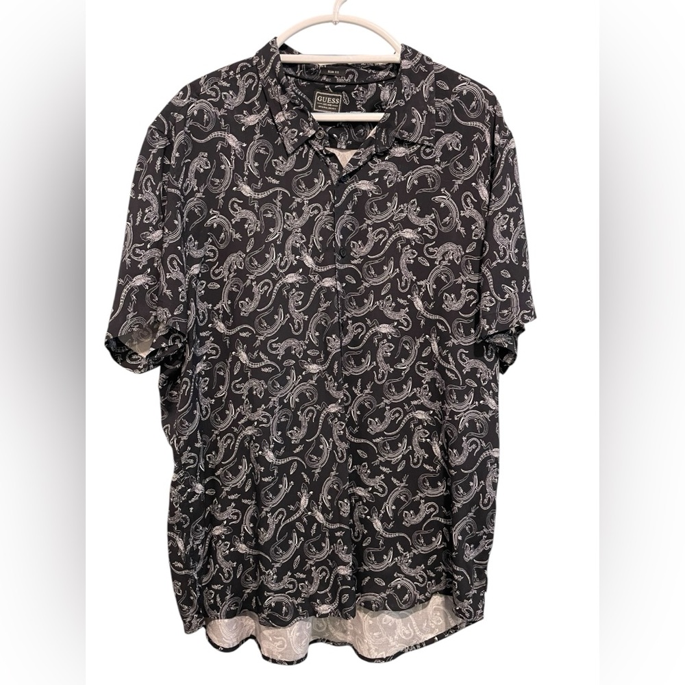 NWT. Men’s Guess Slim Fit Lizard Print Button Up Short Sleeved Shirt.  Size XXL